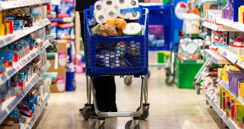 2B9GFRJ Full shopping cart, customer is stocking vital needs because of global chaos. Shopping with blur supermarket store products, int